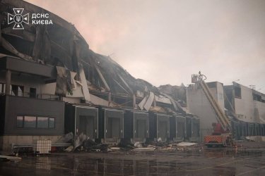 Фото 3 — Росія вдарила по Києву та області балістикою: пожежі, руйнування, витік аміаку