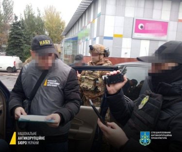 Фото 3 — Хотел дать взятку экс-командующему Объединенных сил: разоблачен предприниматель (ФОТО)