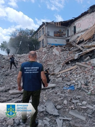 Фото 3 — Россияне обстреляли школу в Донецкой области: погибли учитель и бухгалтер, еще 6 человек ранены (ФОТО)