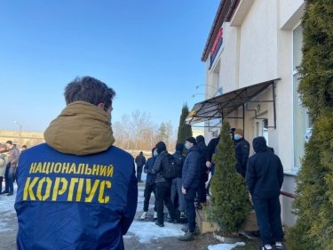Фото 8 — Во Львове "Нацкорпус" устроил столкновения с полицией на предприятии Козака (ФОТО, ВИДЕО)