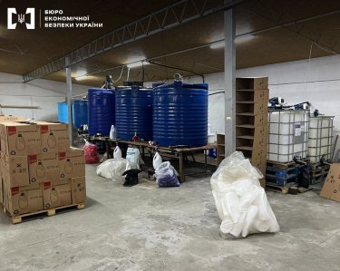Фото 2 — Организаторы производства фальсифицированной бытовой химии в Закарпатье получили подозрения: детали дела