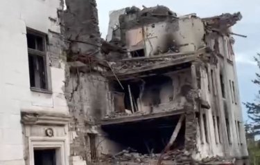 Фото 3 — Оккупанты разобрали завалы в мариупольском драмтеатре: погибших похоронили в братской могиле