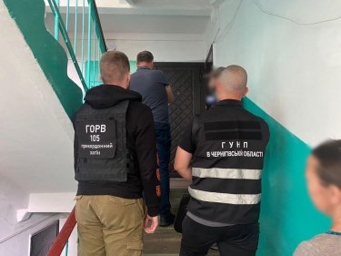 Фото 2 — В Чернігові викрили "бізнес" з вивозу чоловіків з України в якості водіїв автобусів (ФОТО)