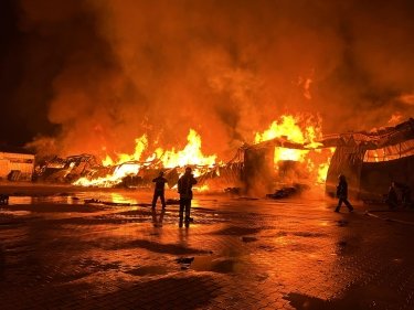 Фото 2 — В Виннице произошел масштабный пожар на складах с ламинатом (ФОТО)