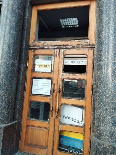Фото 6 — Массированная атака на Киев: повреждено здание налоговой и офис "Укрпочты", сгорел ТРЦ "Квадрат" (ФОТО)