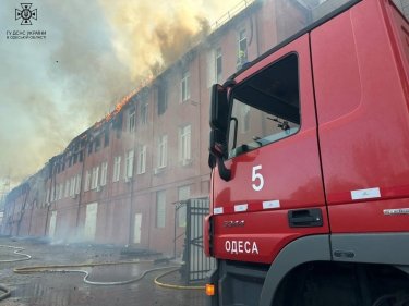 Фото 3 — В Одессе произошел масштабный пожар в здании завода сельхозмашин (ФОТО, ВИДЕО)