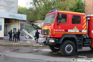 Фото 8 — У Чернігові через вибух обвалилося відділення банку "Південний" (ФОТО)