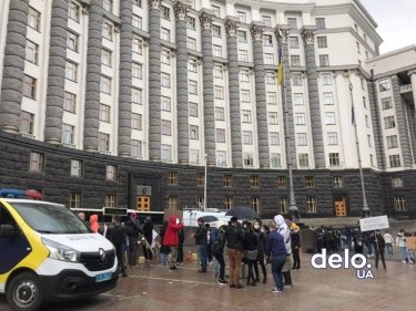Фото 2 — "Хватит издеваться!": у Кабмина требуют открыть бары и рестораны (ФОТО, ВИДЕО)