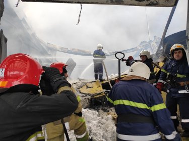 Фото 3 — В Первомайске ликвидировали масштабный пожар в "Эпицентре" (ФОТО, ВИДЕО)