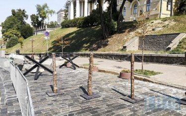 Фото 39 — В Киеве разгромили скандальную выставку на Аллее Небесной Сотни: есть задержанные (ФОТО)