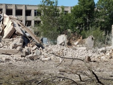Фото 4 — Российские войска разбомбили музыкальную школу в Херсонской области (ФОТО)