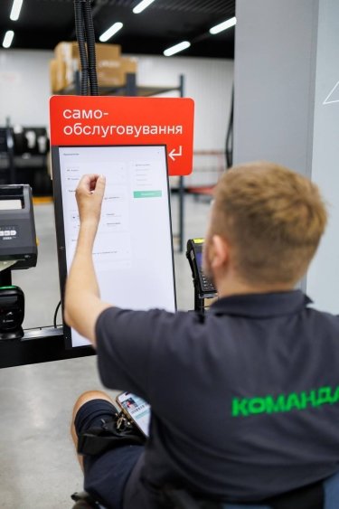 Фото 3 — "Нова пошта" відкрила у Києві перше безбарʼєрне відділення