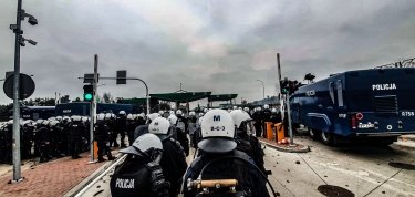 Фото 5 — Прорывающиеся из Беларуси мигранты атаковали польскую полицию камнями: есть раненые (ВИДЕО)