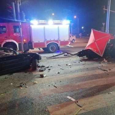 Фото 3 — В Польше BMW врезался в фонарный столб, погибли трое украинцев (ФОТО)