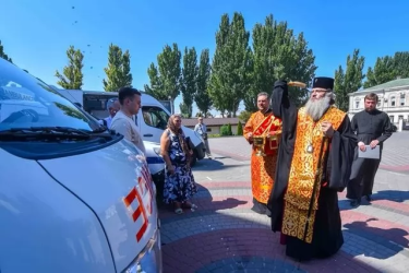 Фото 2 — УПЦ и Благотворительный фонд Вадима Новинского передали уже 14 автомобилей скорой помощи Запорожью