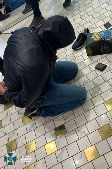 Фото 6 — Обещал избежать санкций СНБО: в Киеве задержали фейкового работника СБУ (ФОТО)