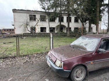 Фото 2 — Российская авиация ударила по предприятию в Черниговской области: есть разрушения (ФОТО)