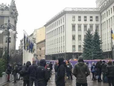 Фото 5 — "Авакова в отставку!": под офисом Зеленского митинговали против главы МВД (ВИДЕО)