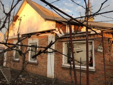 Фото 4 — Российские войска снова обстреляли Марганец: повреждено семь домов (ФОТО)