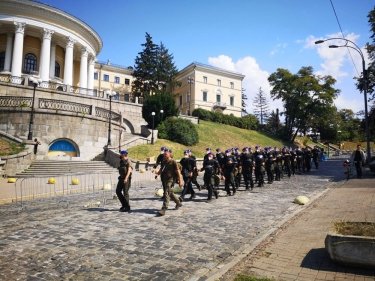 Фото 20 — В Киеве разгромили скандальную выставку на Аллее Небесной Сотни: есть задержанные (ФОТО)