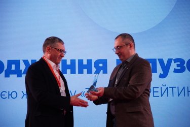 Головний редактор Delo.ua Юрій Гусєв вручає нагороду Віталію Джуринському (Vidi)