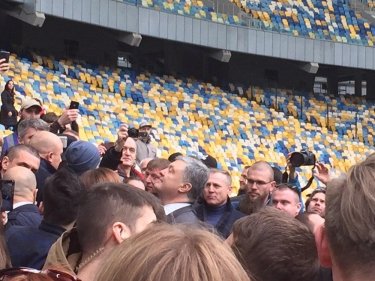 Фото 12 — Как Порошенко ждал Зеленского на НСК "Олимпийский" (РЕПОРТАЖ)