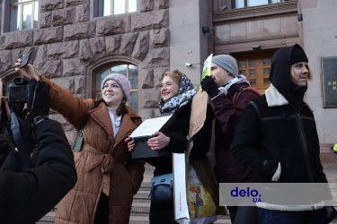 Фото 4 — Киевляне митингуют под КГГА против повышения цен на проезд в транспорте: "Месячный абонемент дороже, чем в Париже!" (ФОТО)