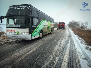 Фото 23 — Из-за непогоды в Украине заработал штаб по ликвидации ЧС на дорогах: самая проблемная - Одесская область (ФОТО)