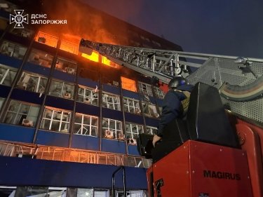 Фото 4 — Росія атакувала промислову інфраструктуру Запоріжжя: 13 загиблих, понад 100 поранених (ФОТО, ВІДЕО)