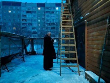 Фото 3 — Во Львове демонтируют незаконно построенное сооружение УПЦ МП (ФОТО/ВИДЕО)