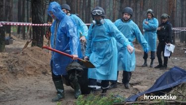Фото 16 — В массовом захоронении в Изюме обнаружили 450 замученных тел, Зеленский анонсировал "страшное возмездие" (ФОТО)