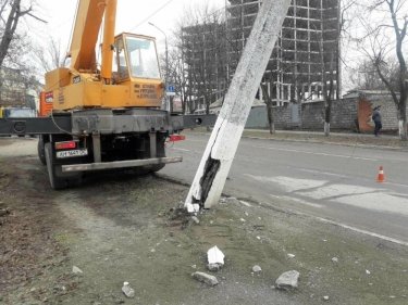Фото 2 — В Мариуполе городской автобус врезался в столб (ФОТО, ВИДЕО)