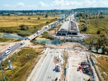 Фото 2 — Рух відбудованим мостом через річку Ірпінь між Києвом та Гостомелем повністю відновлено (ФОТО)