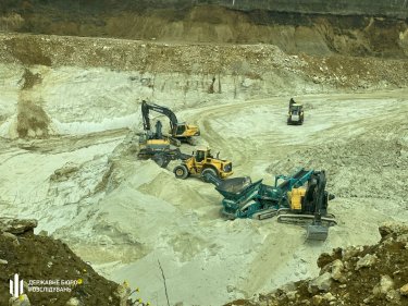 Фото 6 — ДБР обшукує житло та підприємства родичів Медведчука та Козака у Львівській області (ФОТО)