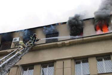 Фото 5 — Очередной обстрел Харькова вызвал пять пожаров: спасатели показали тушение крупнейшего (ФОТО, ВИДЕО)