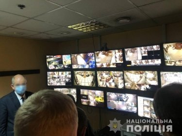 Фото 3 — Поліція обшукала готель і будинок Ярославського, а також будинок "винуватця" ДТП з його кортежем, що обмовив себе