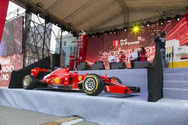 Фото 2 — Пилот Формулы 1 и Shell презентовали в Киеве обновленное топливо с технологией Dynaflex