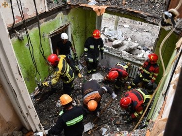 Фото 7 — Число жертв удара по пятиэтажке в Николаеве увеличилось до семи (ФОТО, ВИДЕО)