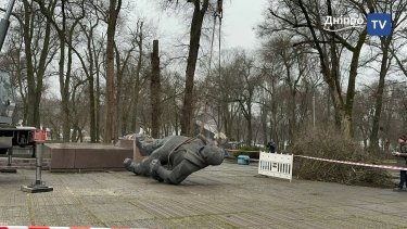 Фото 11 — В Днепре демонтировали памятники Горькому и Чкалову (ФОТО)