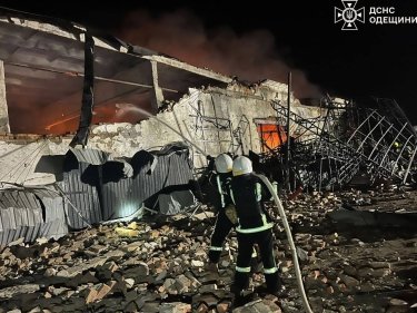 Фото 3 — Внаслідок атаки ворожих дронів в Ізмаїлі зруйновані депо та відділення "Нової пошти" (ФОТО)