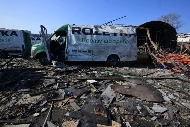 Фото 3 — В результате ракетной атаки РФ в Киеве поврежден состав Rozetka