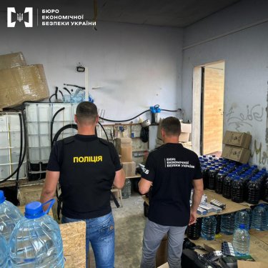 Фото 7 — Под Киевом нашли подпольный цех по производству алкоголя: вывезли 12 тонн фальсификата (ФОТО)