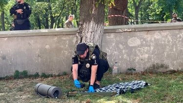 Фото 2 — В Чернигове на уличной выставке боеприпасов сработал гранатомет: ранены четверо детей и четверо взрослых