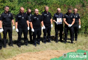 Фото 8 — Из-за российской авиабомбы в Орехове 12 августа погибли двое полицейских: в МВД показали похороны (ФОТО)