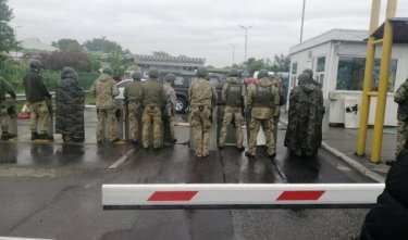 Фото 3 — Бунт заробитчан на границе: в Закарпатье произошли потасовки на КПП (ФОТО, ВИДЕО)