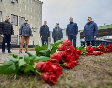 Фото 2 — В Києві встановили тимчасовий пам'ятник залізничникам, загиблим через агресію РФ: скільки їх вже