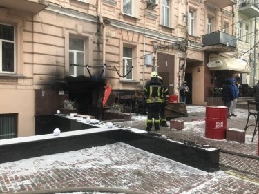Фото 2 — В центре Киева вспыхнул пожар в кафе "Бистро" (ФОТО)