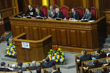 Фото 3 — Чем запомнилась первая сессия новой Рады: блокирование трибуны и один принятый закон