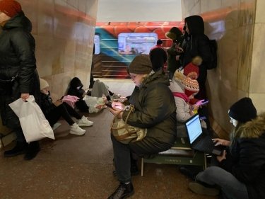 Фото 6 — В Киеве на 19 станциях метро во время тревог будут выставлять модульные лавки-топчаны (ФОТО)