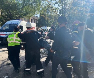 Фото 4 — В Кривом Роге ракета попала в админздание полиции: 1 погибший и 73 пострадавших